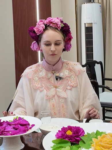 ロシア人女性が見て綺麗、食べて美味しい「牡丹料理」を堪能　山東省菏沢市