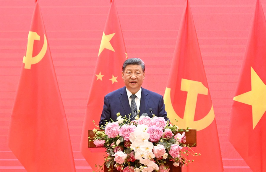 習(xí)近平國家主席がベトナム首脳と共に中越國民大親睦活動の代表と面會