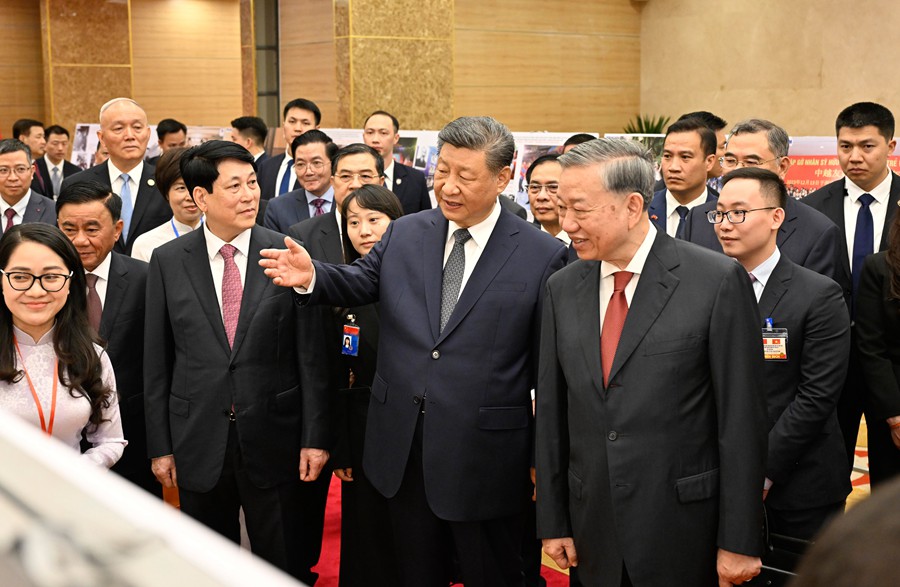 習近平國家主席がベトナム首脳と共に中越國民大親睦活動の代表と面會