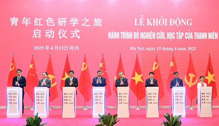 習(xí)近平國(guó)家主席がベトナム首脳と共に中越國(guó)民大親睦活動(dòng)の代表と面會(huì)