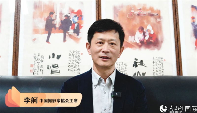 ビデオメッセージで祝辭を寄せた中國撮影家協(xié)會の李舸主席（動畫のスクリーンショット）。