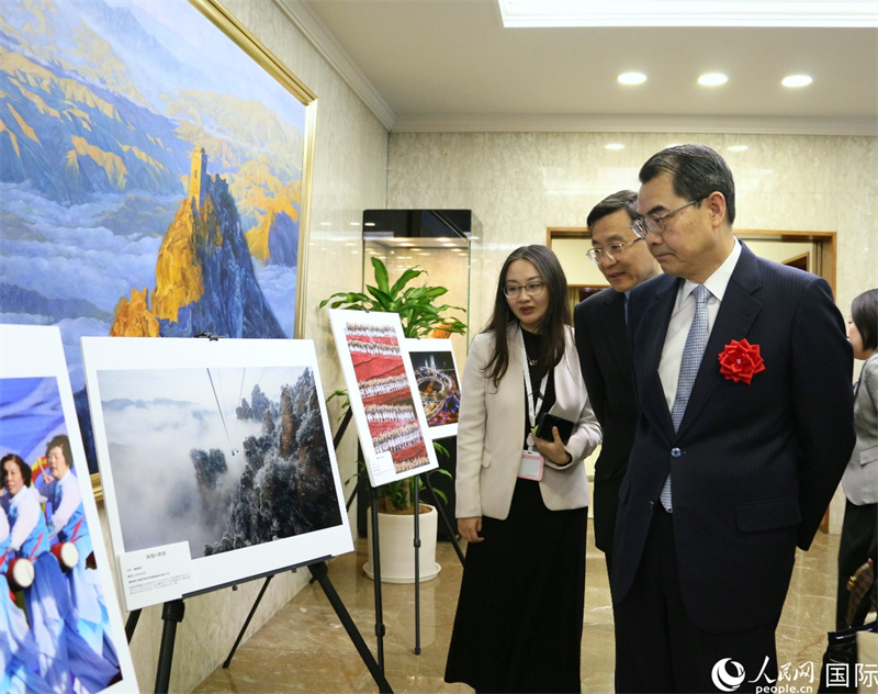 受賞作品を鑑賞する?yún)医岂v日大使（寫真右、撮影?許可）。