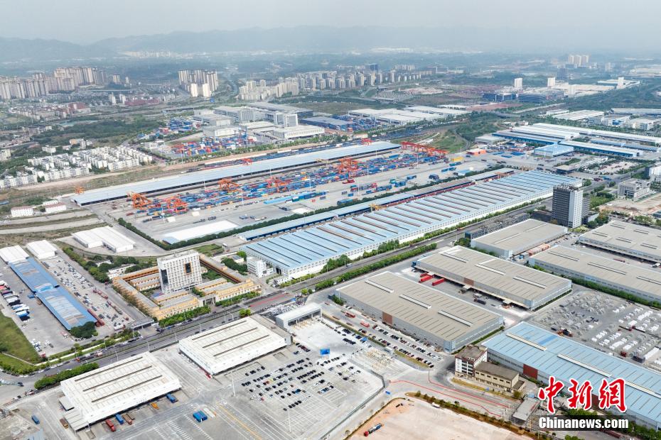 重慶國(guó)際鉄路港総合保稅區(qū)が竣工