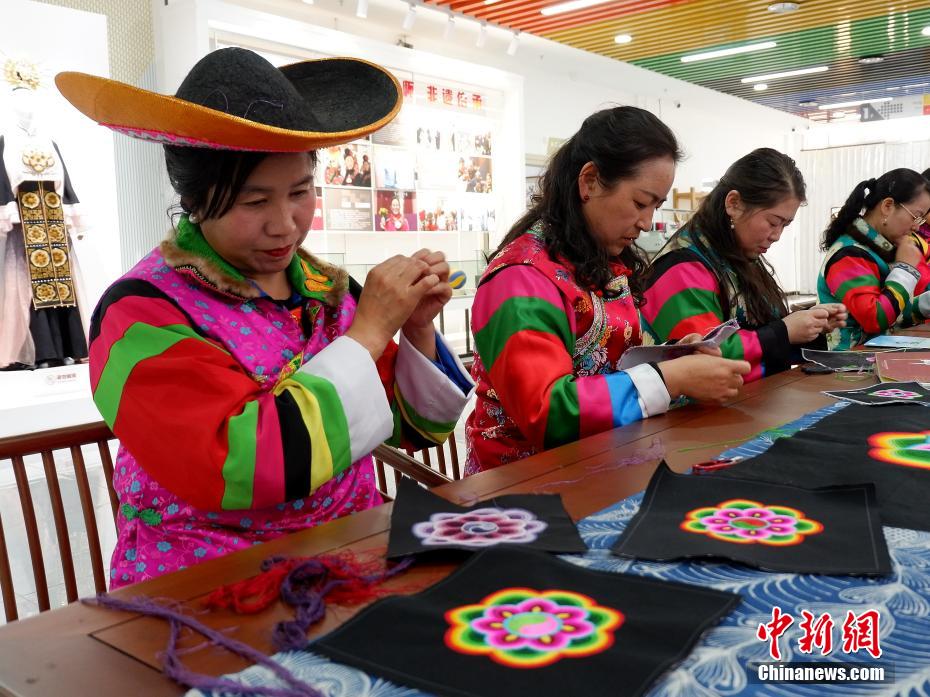 伝統(tǒng)とファッションを融合させた土族の刺繍技法　青海省