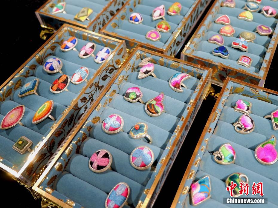 伝統(tǒng)とファッションを融合させた土族の刺繍技法　青海省