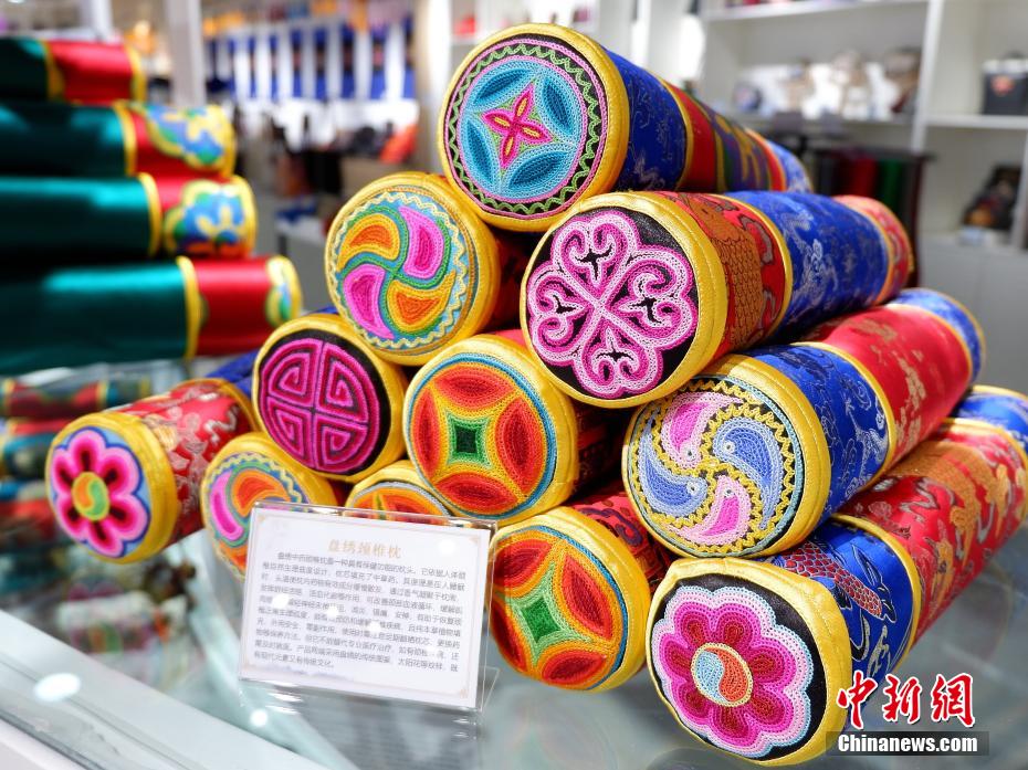 伝統(tǒng)とファッションを融合させた土族の刺繍技法　青海省