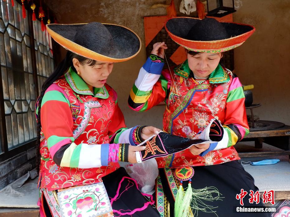 伝統(tǒng)とファッションを融合させた土族の刺繍技法　青海省