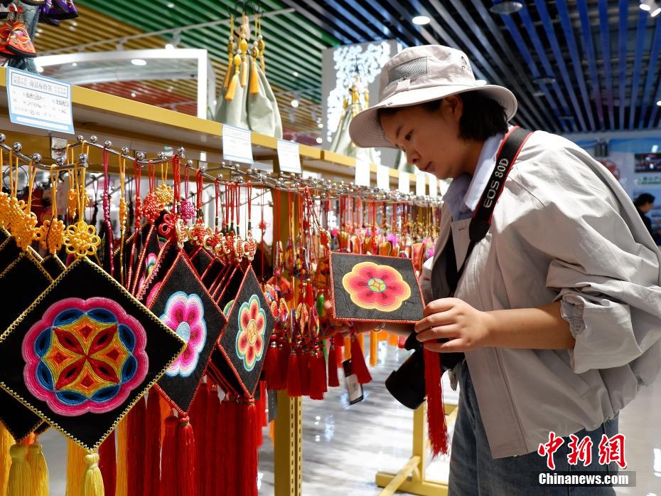 伝統(tǒng)とファッションを融合させた土族の刺繍技法　青海省