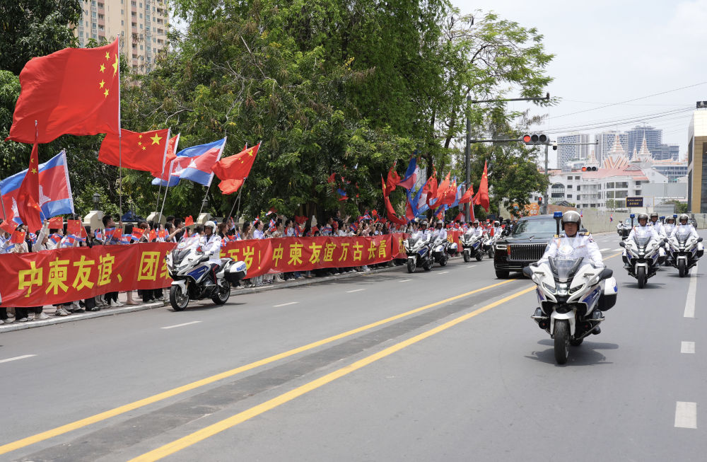 習(xí)近平國(guó)家主席がプノンペンに到著、カンボジア國(guó)賓訪問を開始