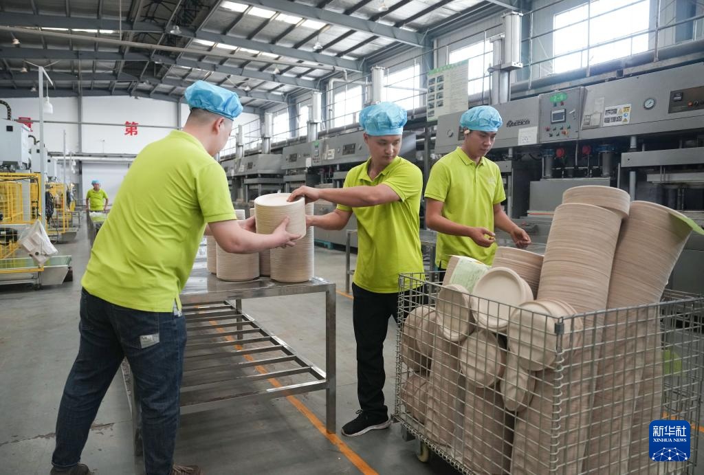 サトウキビかすが環(huán)境にやさしい食器に変身