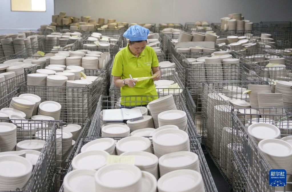 サトウキビかすが環(huán)境にやさしい食器に変身