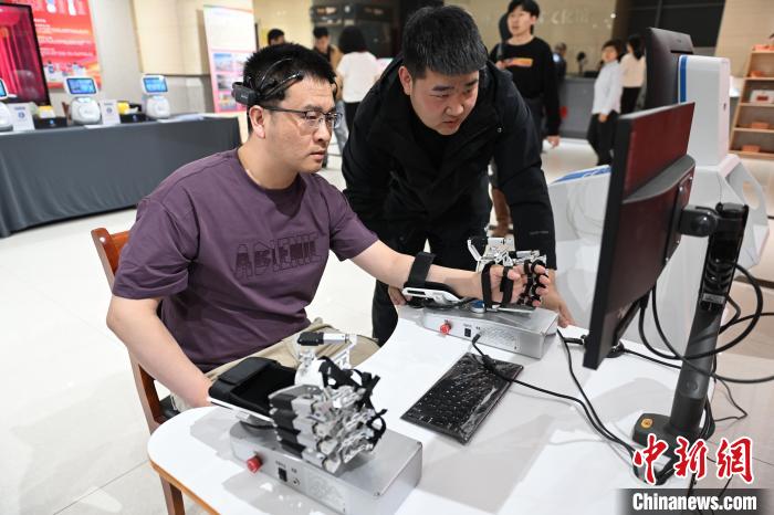 ブレイン?マシン?インターフェースを活用した障がい者支援製品を體験　內(nèi)蒙古