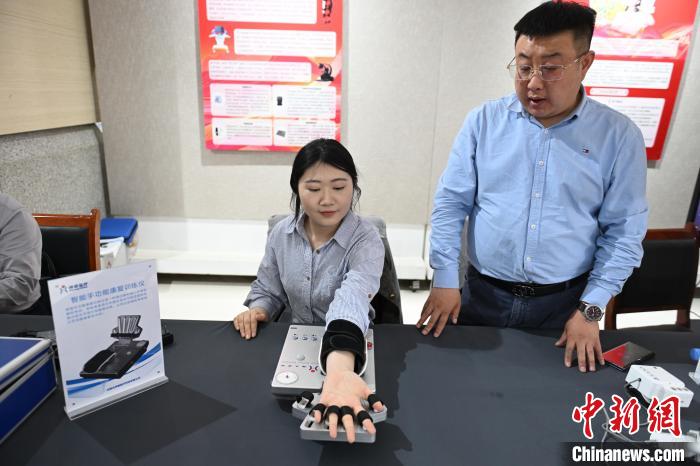 ブレイン?マシン?インターフェースを活用した障がい者支援製品を體験　內(nèi)蒙古