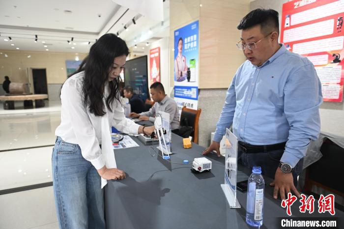 ブレイン?マシン?インターフェースを活用した障がい者支援製品を體験　內(nèi)蒙古