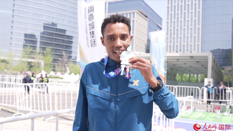    今大會の男子の部で準(zhǔn)優(yōu)勝したエチオピアのヤイド?デメケ?ツル選手(撮影?袁蒙)。