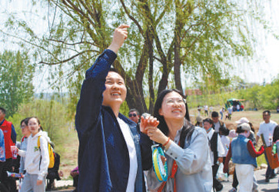 4月20日、凧揚(yáng)げ大會(huì)で凧を揚(yáng)げる観光客。（撮影?張曽）