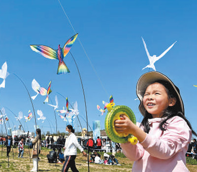 4月19日、凧揚(yáng)げ大會(huì)に登場したさまざまな凧。（撮影?徐速絵）  4月19日、凧揚(yáng)げ大會(huì)で凧を揚(yáng)げる子ども。（撮影?趙永新）