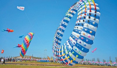 4月19日、凧揚(yáng)げ大會(huì)で凧を揚(yáng)げる子ども。（撮影?趙永新）