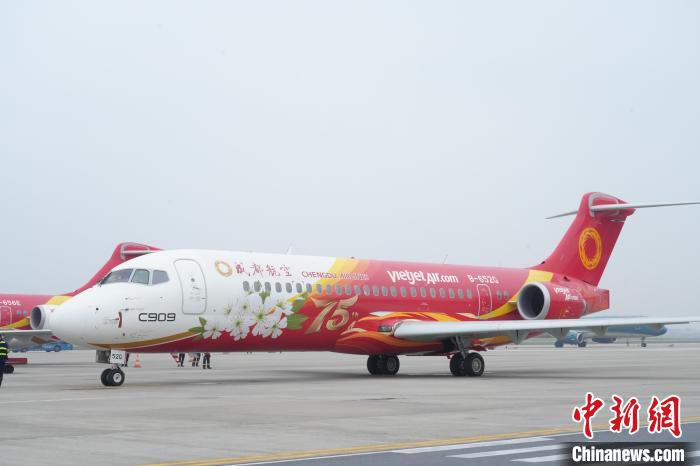 成都航空有限公司がベトナムのベトジェットエアにウェットリースした中國(guó)産ジェット機(jī)「C909」。（寫(xiě)真提供：成都航空公司）