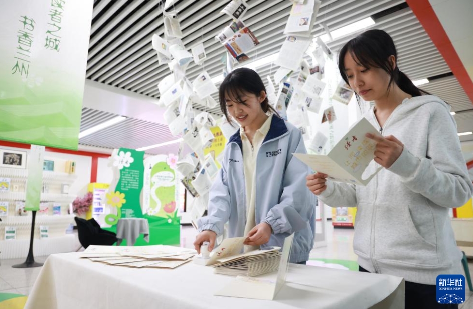 蘭州地下鉄駅構內(nèi)に「読書」がテーマのポップアップストア登場　甘粛省