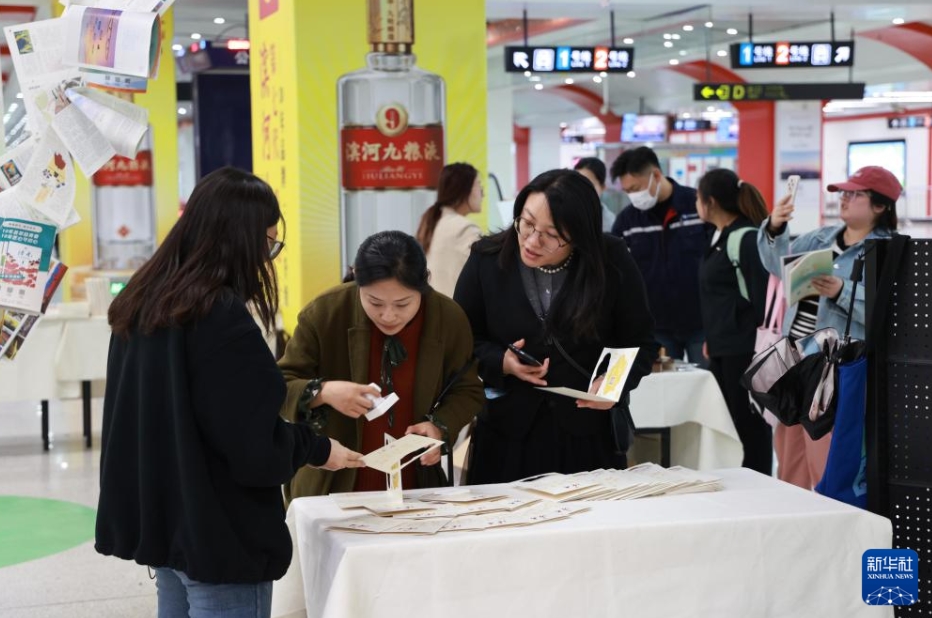 蘭州地下鉄駅構(gòu)內(nèi)に「読書」がテーマのポップアップストア登場(chǎng)　甘粛省