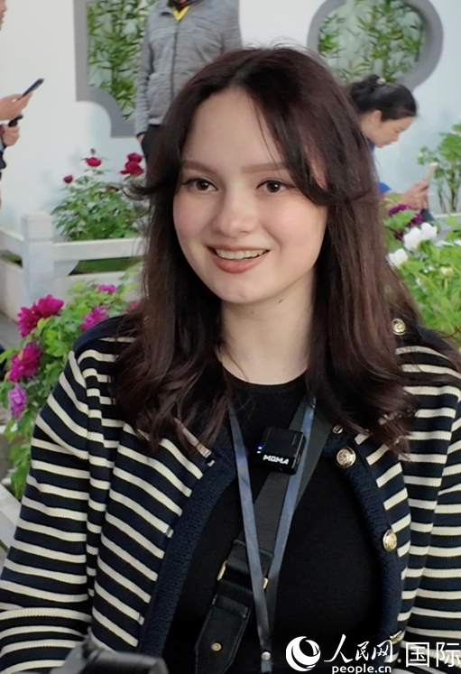 河南省洛陽で美しい牡丹や中國伝統(tǒng)の扇子に魅了される外國人記者