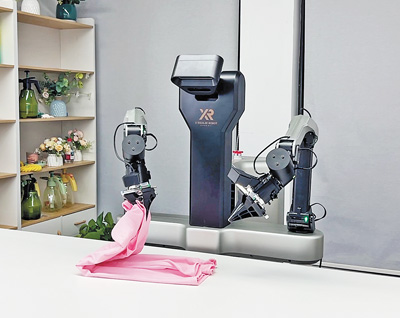 自律的に服を畳むスキルを備えたエンボディドAIロボット（資料寫真）。