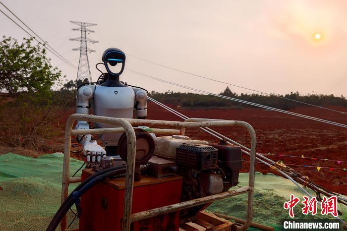 圧著作業(yè)を行う人型ロボット（撮影?陳波）。