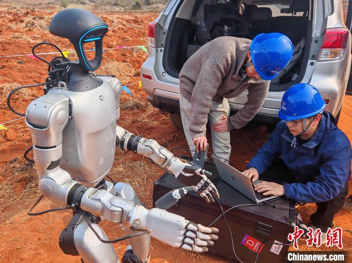 人型ロボットを調(diào)整する作業(yè)員（撮影?馬莎）。