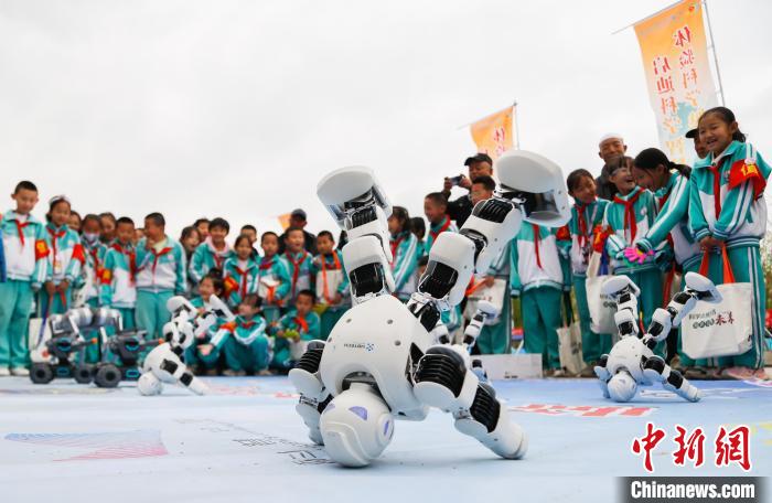児童たちが科學(xué)技術(shù)の魅力を?qū)g感　青海省民和