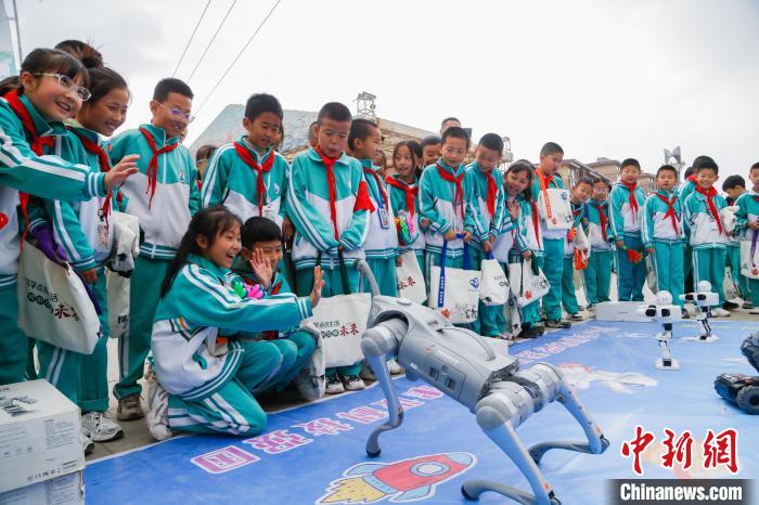 児童たちが科學(xué)技術(shù)の魅力を?qū)g感　青海省民和