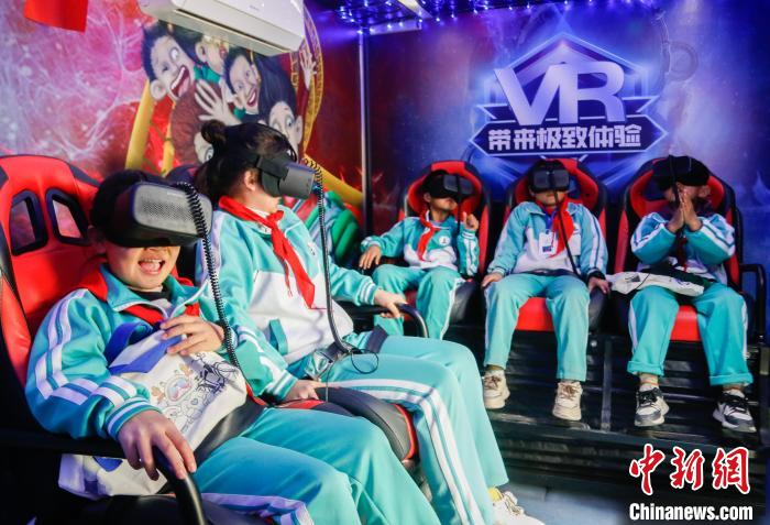 児童たちが科學(xué)技術(shù)の魅力を?qū)g感　青海省民和