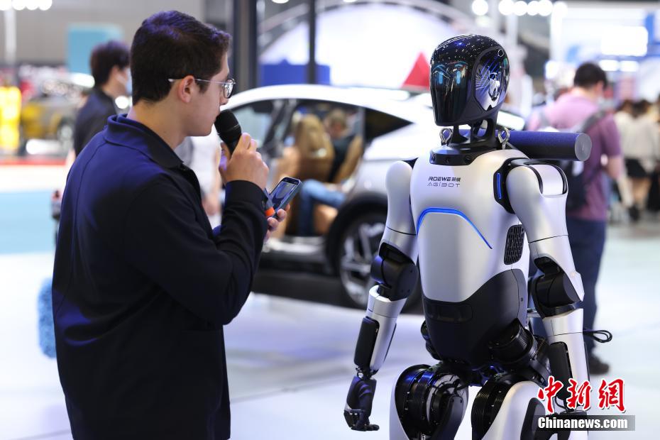 上海モーターショー2025で人型ロボットが「セールスアドバイザー」