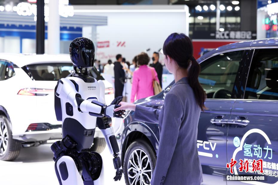 上海モーターショー2025で人型ロボットが「セールスアドバイザー」