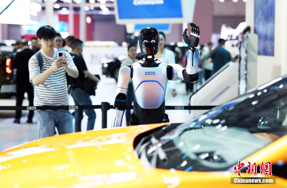 上海モーターショー2025で人型ロボットが「セールスアドバイザー」