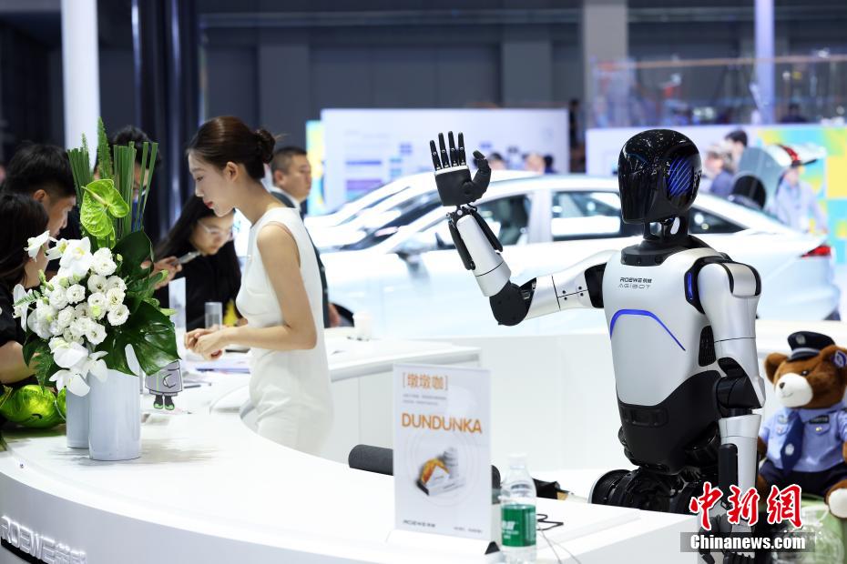 上海モーターショー2025で人型ロボットが「セールスアドバイザー」