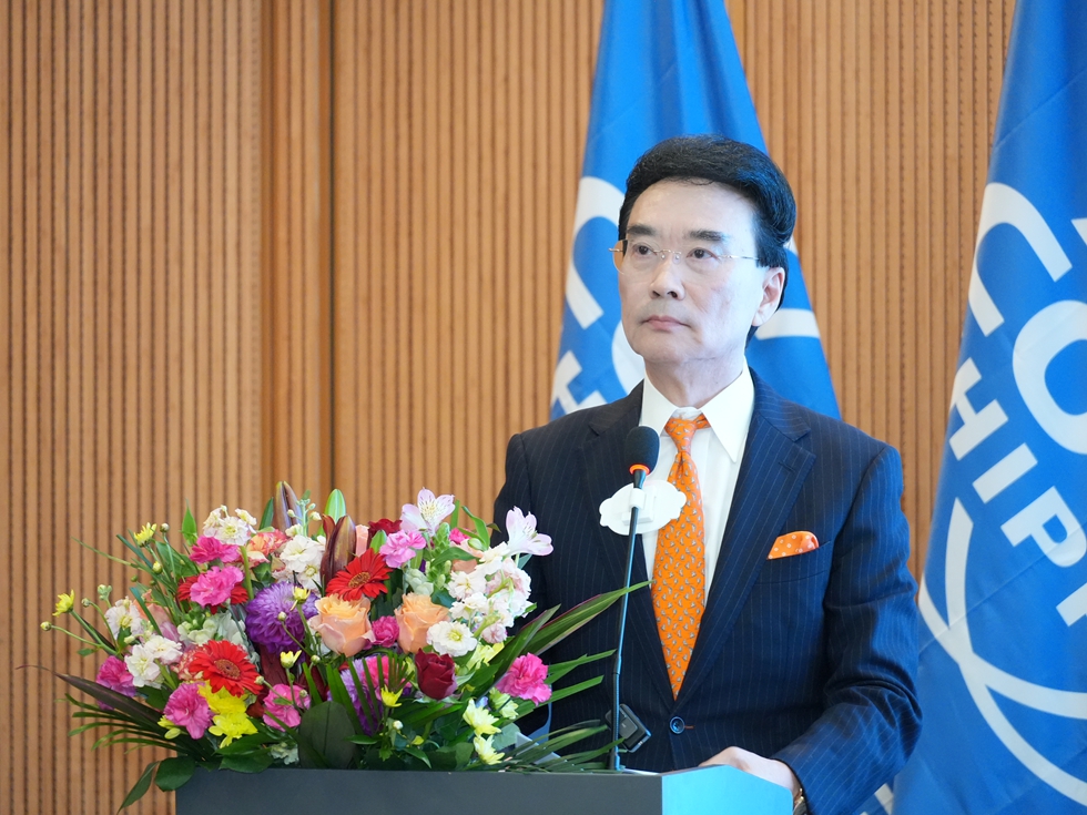 挨拶を行う在日中國企業(yè)協(xié)會(huì)の王家馴會(huì)長（撮影?許可）