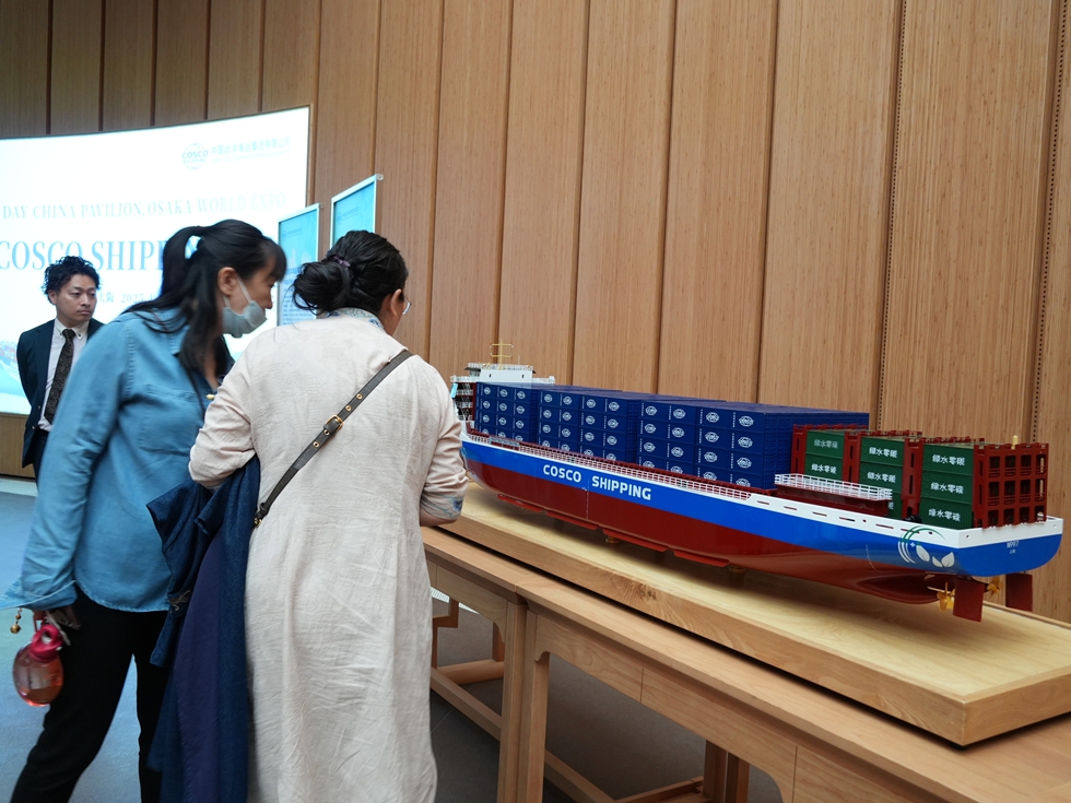 コスコ?グループの船舶模型を見る人々（撮影?許可）