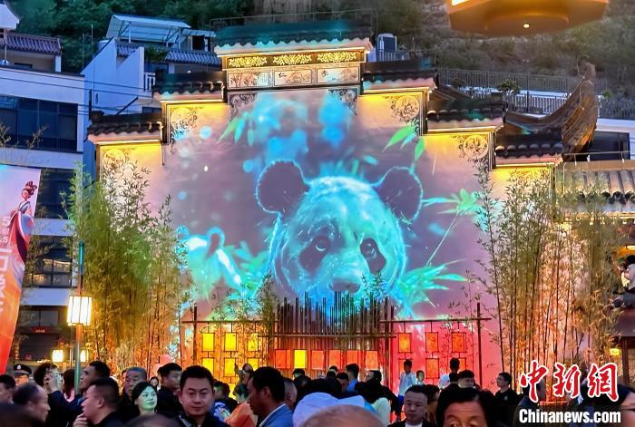 甘粛省隴南市の新たな観光スポット?武都萬象街の一般公開スター