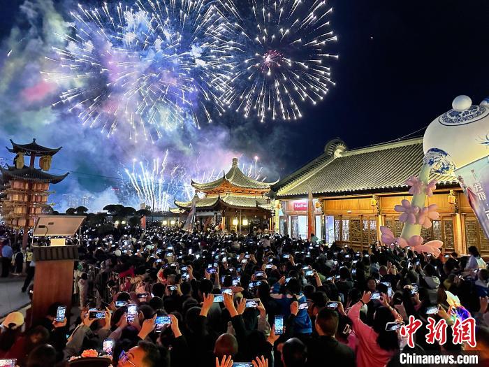 甘粛省隴南市の新たな観光スポット?武都萬象街の一般公開スター