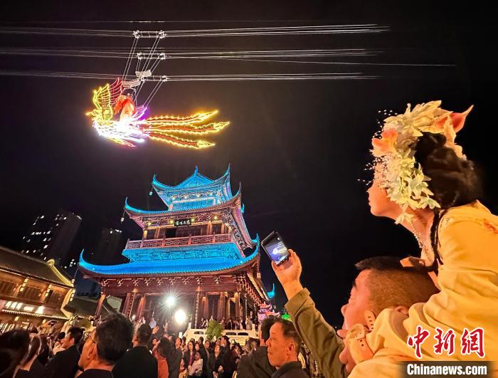 甘粛省隴南市の新たな観光スポット?武都萬(wàn)象街の一般公開スター