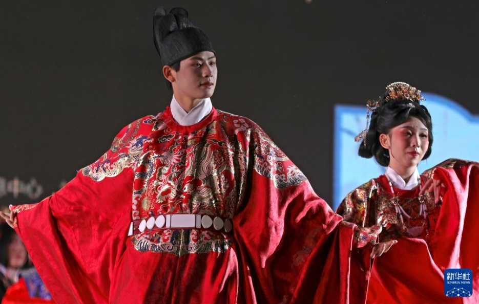 黃河河畔で漢服ファッションショー　甘粛省蘭州