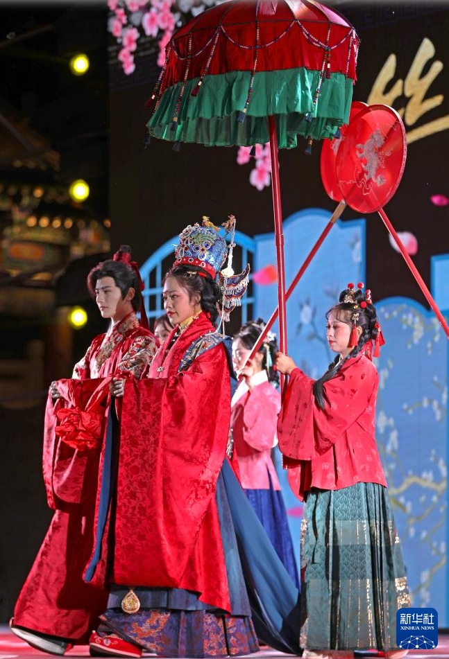 黃河河畔で漢服ファッションショー　甘粛省蘭州