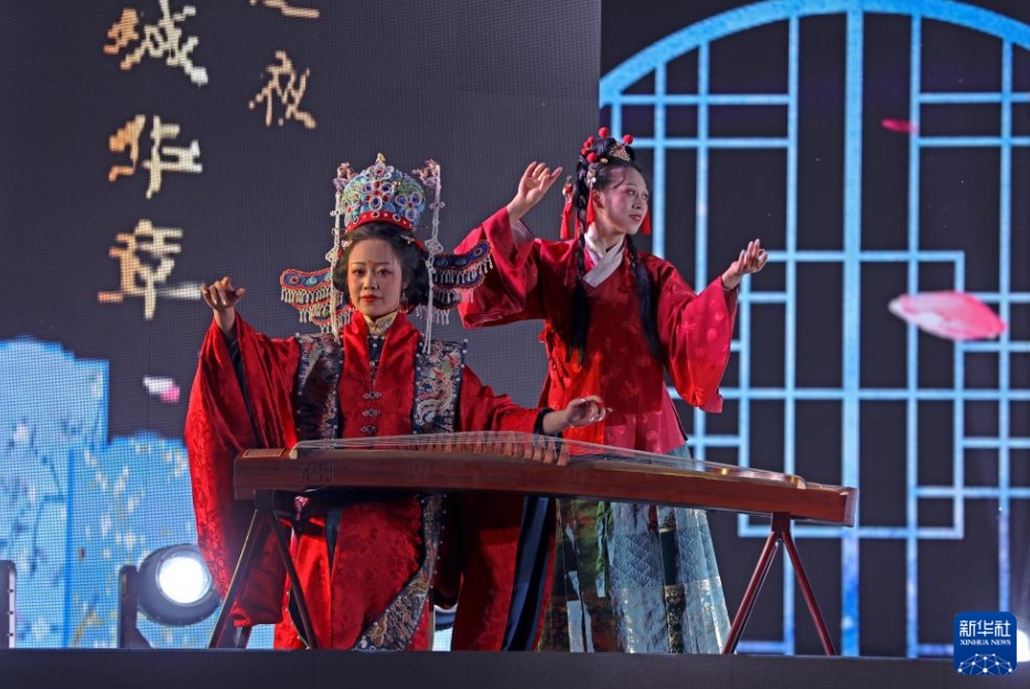 黃河河畔で漢服ファッションショー　甘粛省蘭州