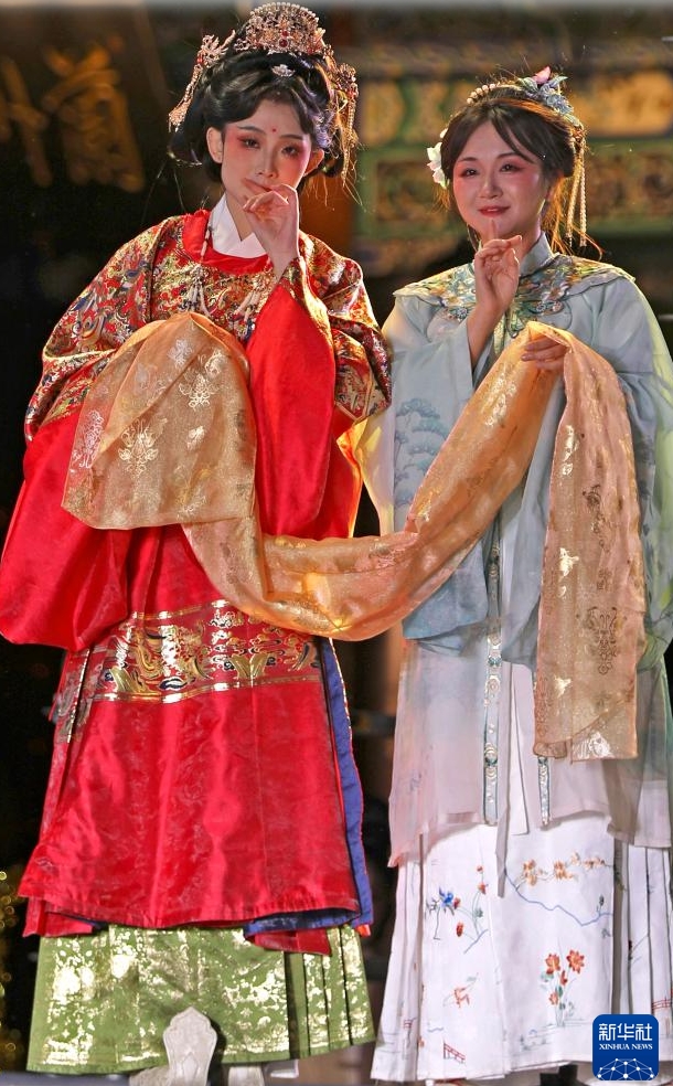 黃河河畔で漢服ファッションショー　甘粛省蘭州