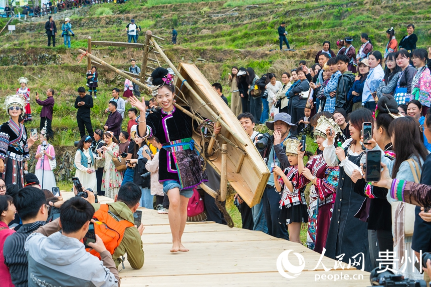 貴州省従江県の加榜棚田で伝統(tǒng)と現(xiàn)代が融合するファッションショー