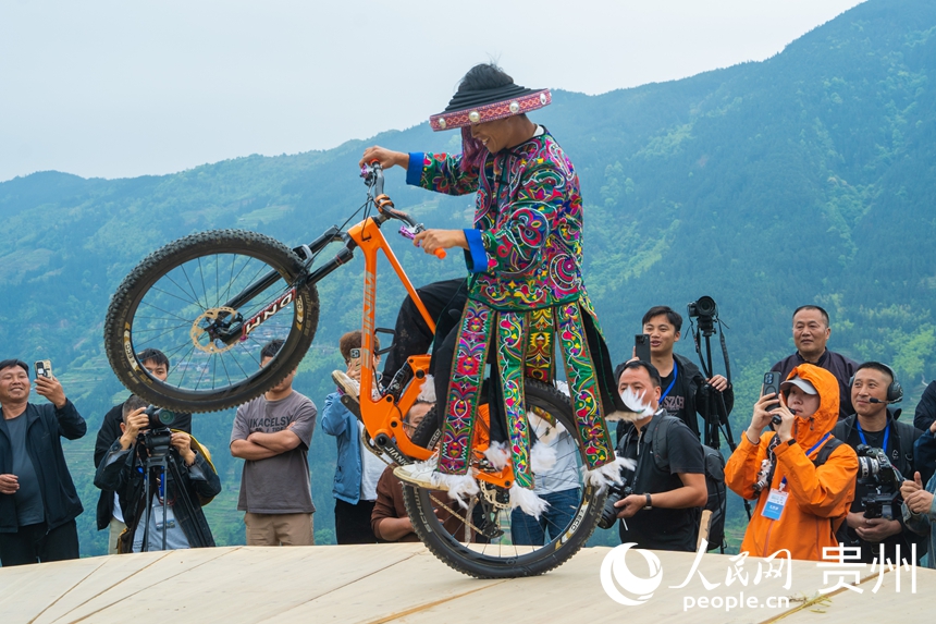 貴州省従江県の加榜棚田で伝統(tǒng)と現(xiàn)代が融合するファッションショー