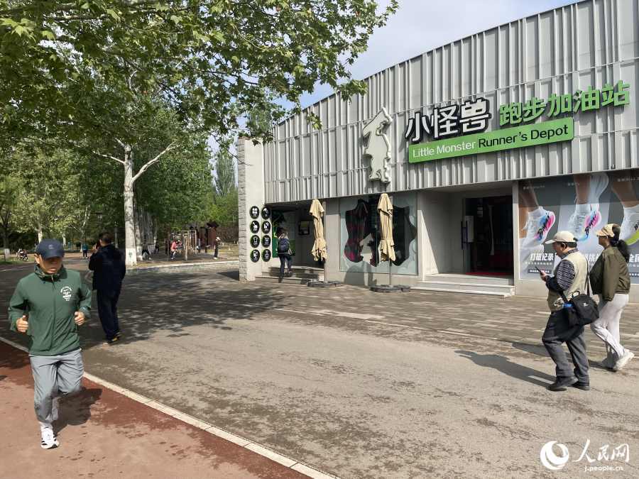 「小怪獣」休憩所とランニングをする人（撮影?勝又あや子）。