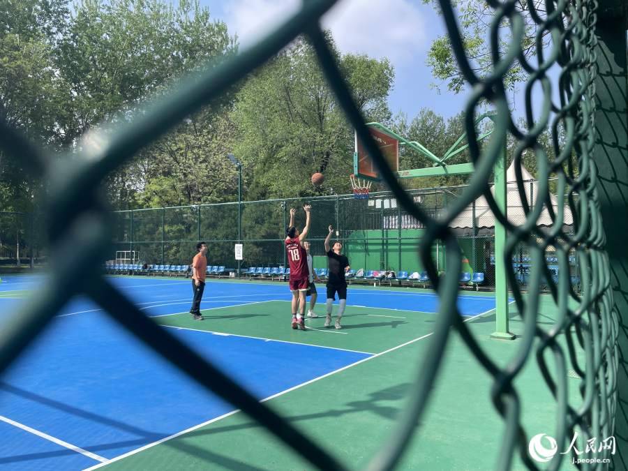 バスケットボールを楽しむ若者たち（撮影?勝又あや子）。