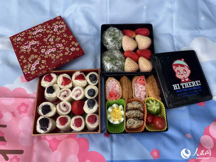 A姐とG姐作のお花見弁當(dāng)（撮影?勝又あや子）。